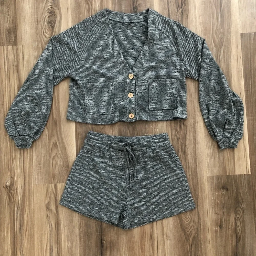 Unbranded gray knit long sleeves and shorts lounge set fit medium